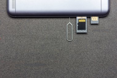 kopya alanı ile gri arka plan üzerinde Sim kartları ve mikro Sd bellek ile açık yuvaları ile akıllı telefon, üst görünüm yakın çekim