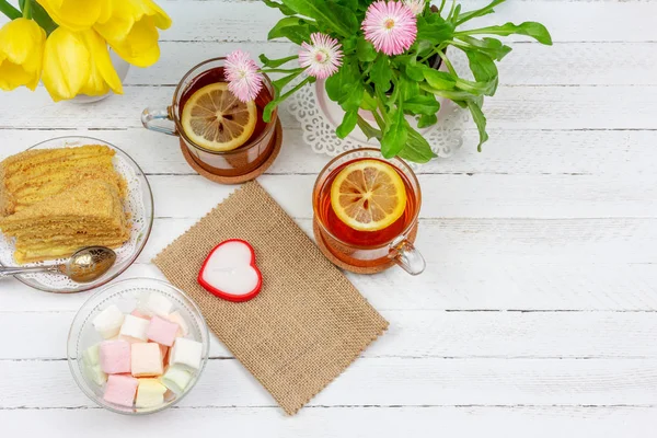 Stilleven Met Kopjes Thee Stukjes Taart Boeket Roze Bloemen Een — Stockfoto