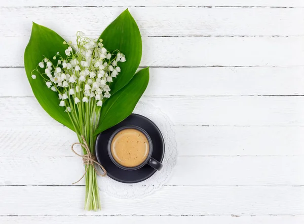 Koffie Met Room Een Zwarte Kop Een Schotel Een Boeket — Stockfoto