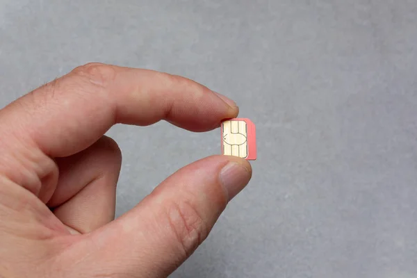 Man Holding Fingers Micro Sim Kort Grå Bakgrund Med Kopierings — Stockfoto