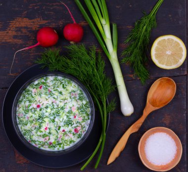 Siyah masa closeup üzerinde yeşillik ile sebze, kvasve kefir Rus yaz soğuk çorba okroshka, üst görünümü, düz yatıyordu