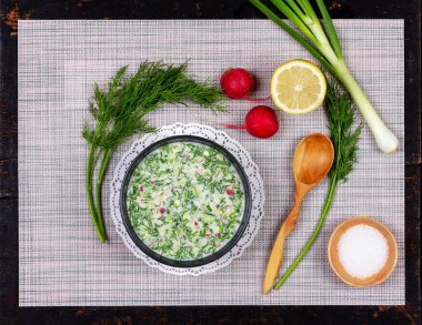 Rus yaz soğuk çorba okroshka sebze, kvass ve kefir masada yeşillik ile, üst görünümü, düz yatıyordu