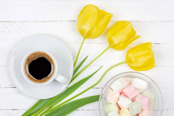 Een Kopje Zwarte Koffie Een Schotel Een Boeket Van Gele — Stockfoto