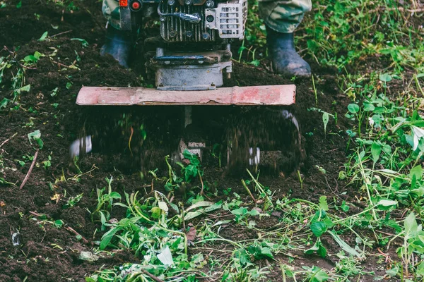Hombre Agricultor Con Cultivador Motor Araña Tierra Para Plantar — Foto de Stock