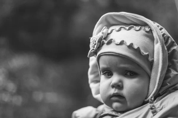 Portré Súlyos Komor Tizenegy Hónapos Kislány Természetes Háttér Másolási Tér — Stock Fotó