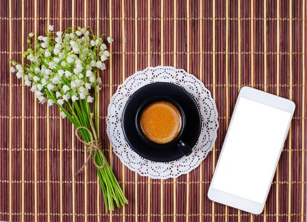 Mock Smartphone Zwarte Kop Koffie Met Melk Een Schotel Een — Stockfoto