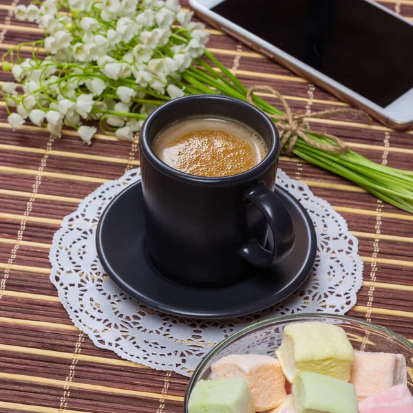 Zwarte Kop Koffie Met Melk Een Schotel Marshmallows Een Boeket — Stockfoto