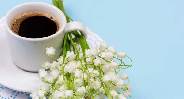 Een Kopje Zwarte Koffie Een Schotel Een Boeket Van Lelie — Stockfoto