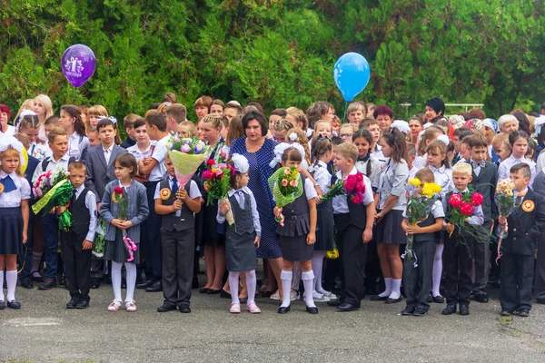 Adygea Rosja Września 2018 Dzieci Zarejestrowane Pierwszej Klasie Bukiety Kwiatów — Zdjęcie stockowe