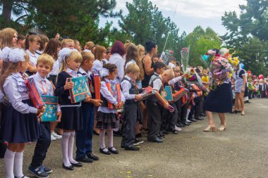 Adygea, Rusya - 1 Eylül 2018: bilgi günü gala geçit töreninde ellerinde hediyeler olan öğrenciler ve birinci sınıflar