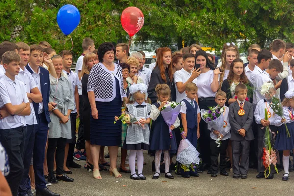 アディゲア ロシア 9月1 2018 学校の厳粛なパレードに手 教師や高校生の花束と最初のクラスに登録された子供たち — ストック写真