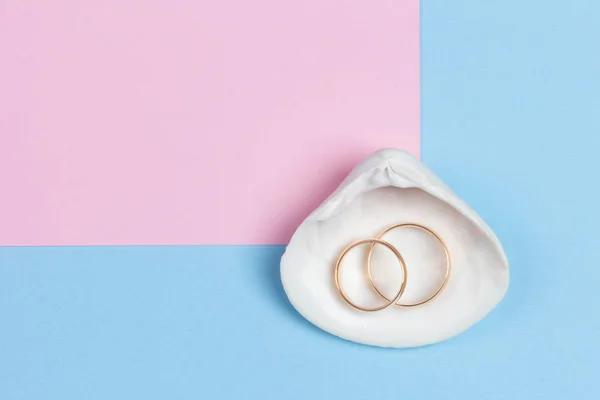 Fedi Nuziali Conchiglia Bianca Sfondo Rosa Blu Pastello Design Minimalista — Foto Stock