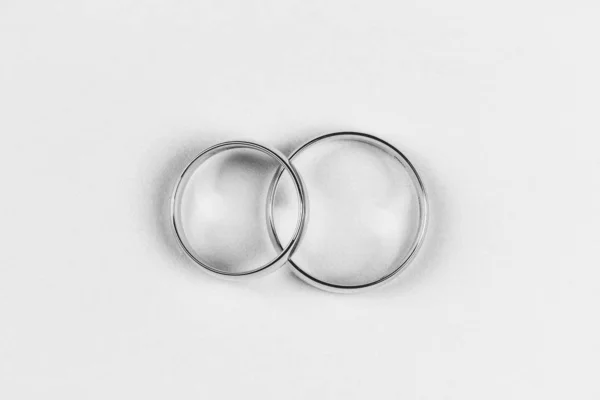 白い背景に金の結婚指輪のペア トップビューフラットレイ 黒と白の写真 — ストック写真