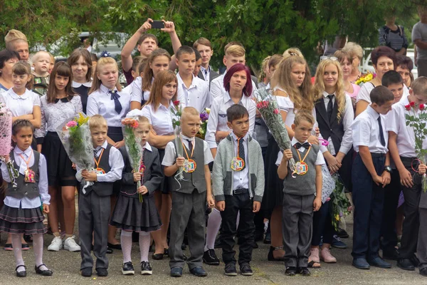 Adygea Russland September 2018 Kinder Der Ersten Klasse Mit Blumensträußen — Stockfoto