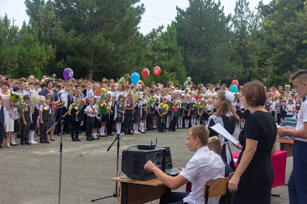 アディゲア ロシア 9月1 2018 子供たちは 知識の日に学校の厳粛なライン上の手 教師や高校生の花束を持つ最初のクラスに登録しました — ストック写真