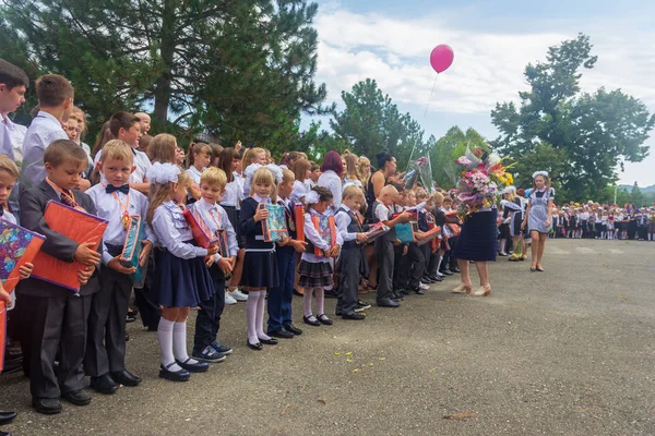 Adygea Rusia Septiembre 2018 Felices Estudiantes Primer Grado Con Regalos — Foto de Stock