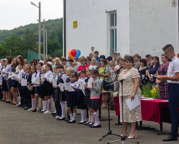 アディゲア ロシア 9月1 2018 彼らの手に証明書を持つ学校の最高の学生と学年の開会式で校庭の校長 — ストック写真