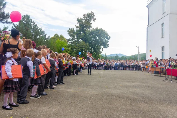 Adygea Rusia Septiembre 2018 Estudiante Secundaria Con Alumno Primer Grado — Foto de Stock