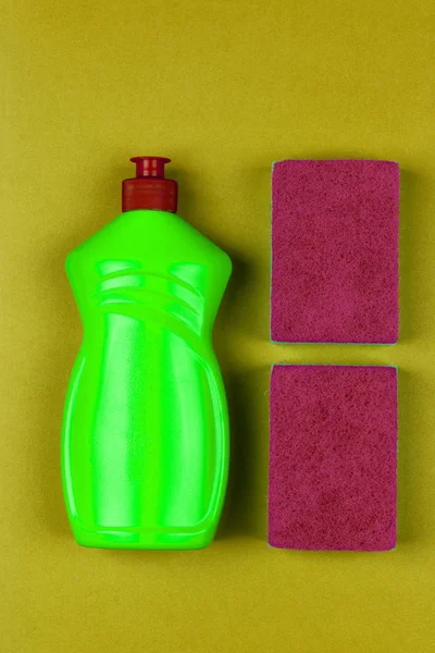 Botella Plástico Verde Líquido Lavado Platos Esponja Roja Sobre Fondo — Foto de Stock
