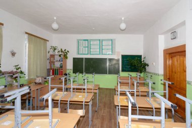 Adygea, Rusya - 1 Eylül 2017: kırsal okulda sandalye devrilen boş okul sınıfı