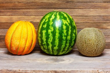 kavun farklı çeşitleri natürmort, eski ahşap retro arka plan yakın çekim karpuz
