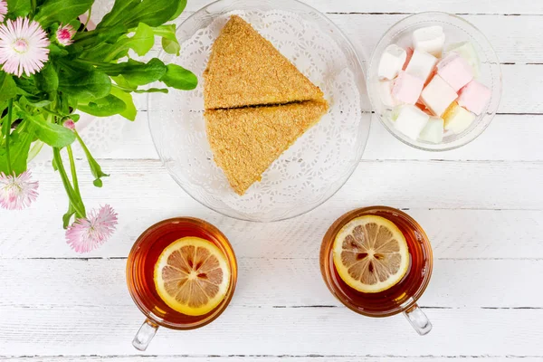 Zwei Tassen Schwarzen Tee Mit Zitrone Kuchenstücken Marshmallows Und Einer — Stockfoto