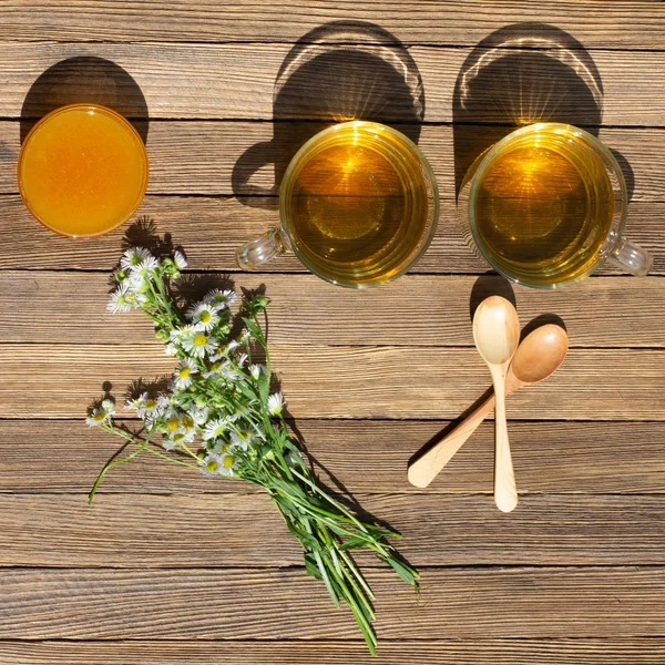 Twee Kopjes Groene Thee Honing Een Boeket Kamille Houten Lepels — Stockfoto