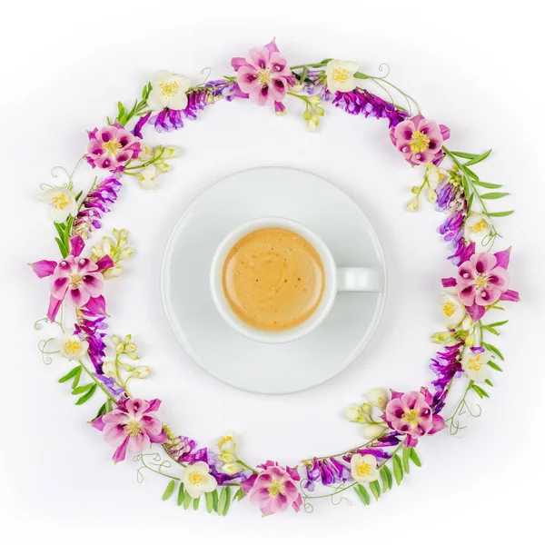 Kopje Koffie Met Room Een Ronde Vintage Bloemen Frame Van — Stockfoto