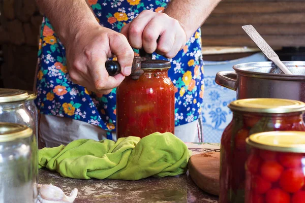 Einem Sommertag Schließt Der Mann Einer Rustikalen Küche Mit Gläschen — Stockfoto