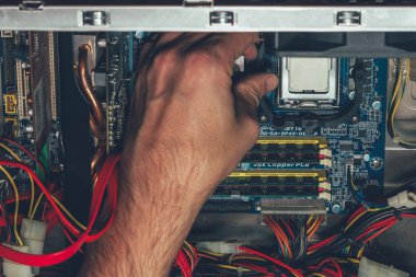 Maykop, Rusya - 17 Eylül 2016: erkek el anakart üzerinde soket bir Intel işlemci yükler