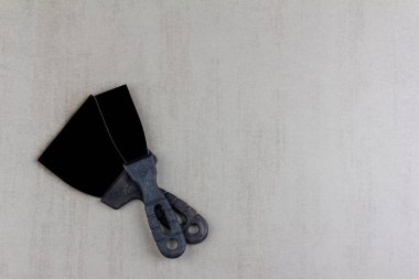 gri arka plan üzerinde inşaat spatulalar yakın, kopya alanı ile üst görünüm