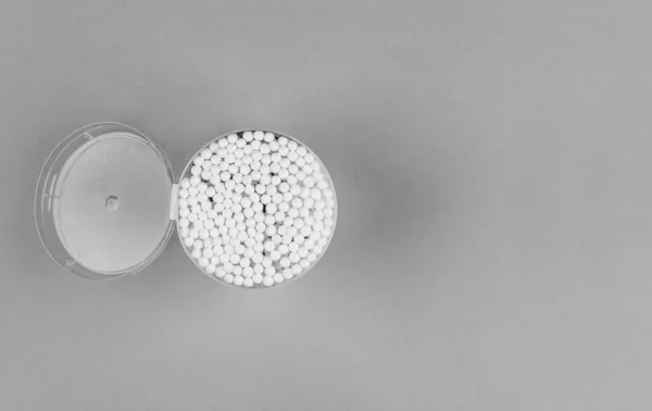 Caja Plástico Abierta Con Hisopos Algodón Sobre Fondo Gris Vista —  Fotos de Stock