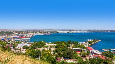 Kerch, Kırım - 13 Ağustos 2019: Mithridates Dağı'ndan Kerch şehrinin sahilinden denize ve limana bakan muhteşem yaz manzarası