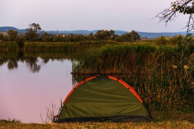 Bir yaz akşamı göl kenarında çadır