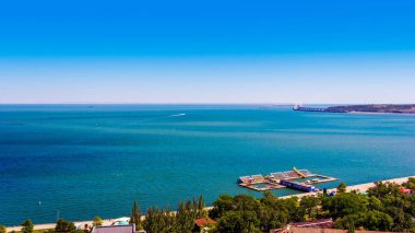 Mithridates Dağı'ndan Kerch kentinde deniz ve Kırım köprüsü manzaralı güzel yaz manzara