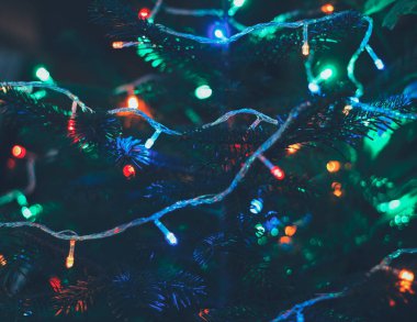 Yeni yıl ağacı çok renkli Noel ışıkları