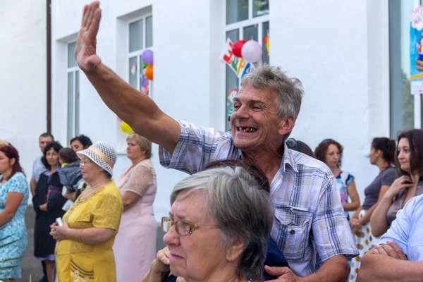 Adygea Rusia Septiembre 2019 Alegre Hombre Sin Dientes Saludando Felizmente —  Fotos de Stock