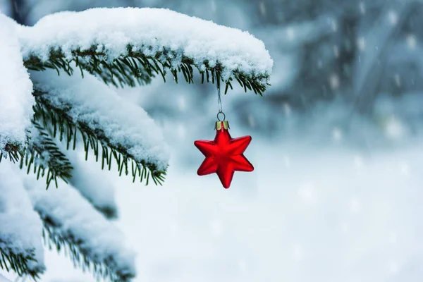 Red Christmas Tree Speelgoed Vorm Van Een Ster Een Besneeuwde — Stockfoto