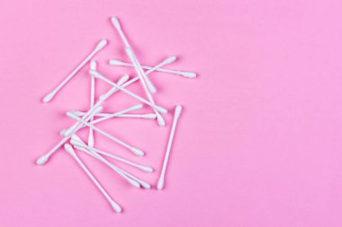 kopya alanı ile açık pembe arka plan üst görünümünde pamuklu bezler
