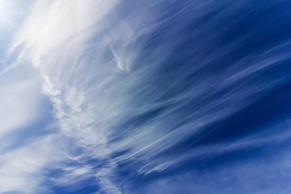 Красивый Облачный Ландшафт Солнечным Светом Перистыми Облаками Голубом Небе — стоковое фото