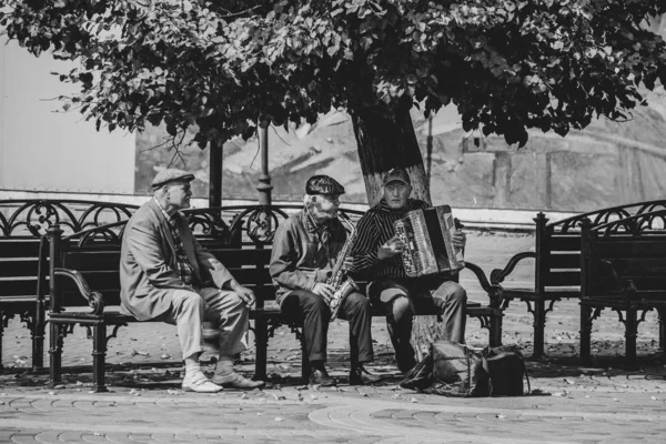 Krasnodar Rusko Září 2019 Starší Muži Sedí Lavičce Parku Hrají — Stock fotografie