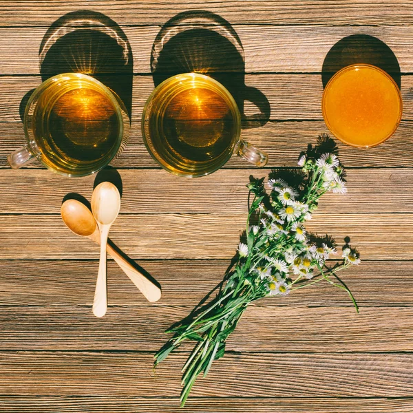 Zwei Tassen Tee Honig Kochlöffel Und Ein Strauß Gänseblümchen Auf — Stockfoto