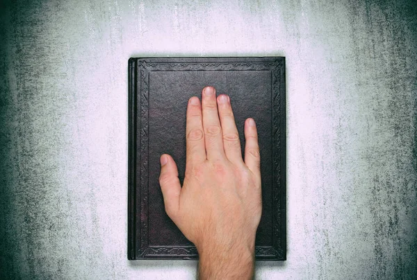 Uma Palma Masculina Livro Juramento Sobre Bíblia Vista Superior Perto — Fotografia de Stock