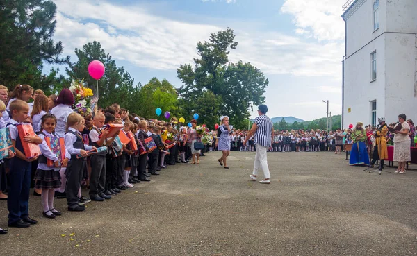 ロシア アディジェ州 2019年9月1日 男子と女子が1級に入学し 高校生から知識の日に公式ラインで贈り物を受け取る — ストック写真