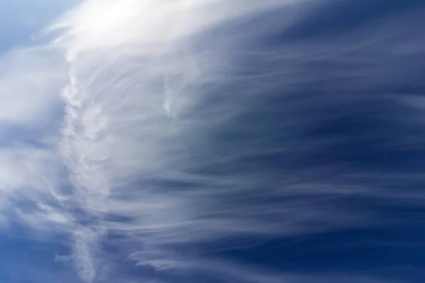 Bela Paisagem Nublada Com Luz Solar Nuvens Cirrus Céu Azul — Fotografia de Stock