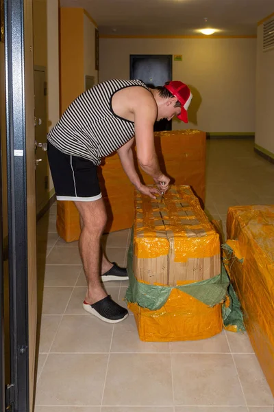 Genç Bir Adam Çin Den Gelen Büyük Sarı Paketleri Apartman — Stok fotoğraf
