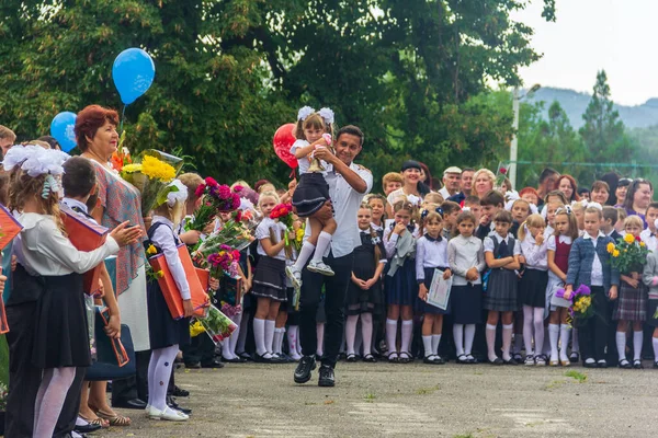 Adygea Russland September 2018 Ein Gymnasiast Trägt Ein Mädchen Der — Stockfoto