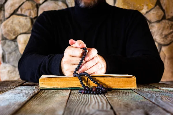 Homem Roupas Pretas Com Rosário Suas Mãos Frente Livro Antigo — Fotografia de Stock