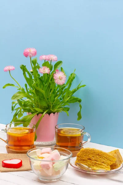 Nature Morte Avec Tasses De The Morceaux De Gateau Bouquet De Fleurs Roses Dans Un Pot