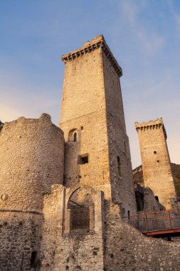 Kuleleri ve sur Pacentro Kalesi (İtalya gün batımında)